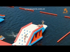 165 Personen Kapazität Aufblasbarer Wasserpark Kundenspezifische Farbe TÜV-Zertifikat